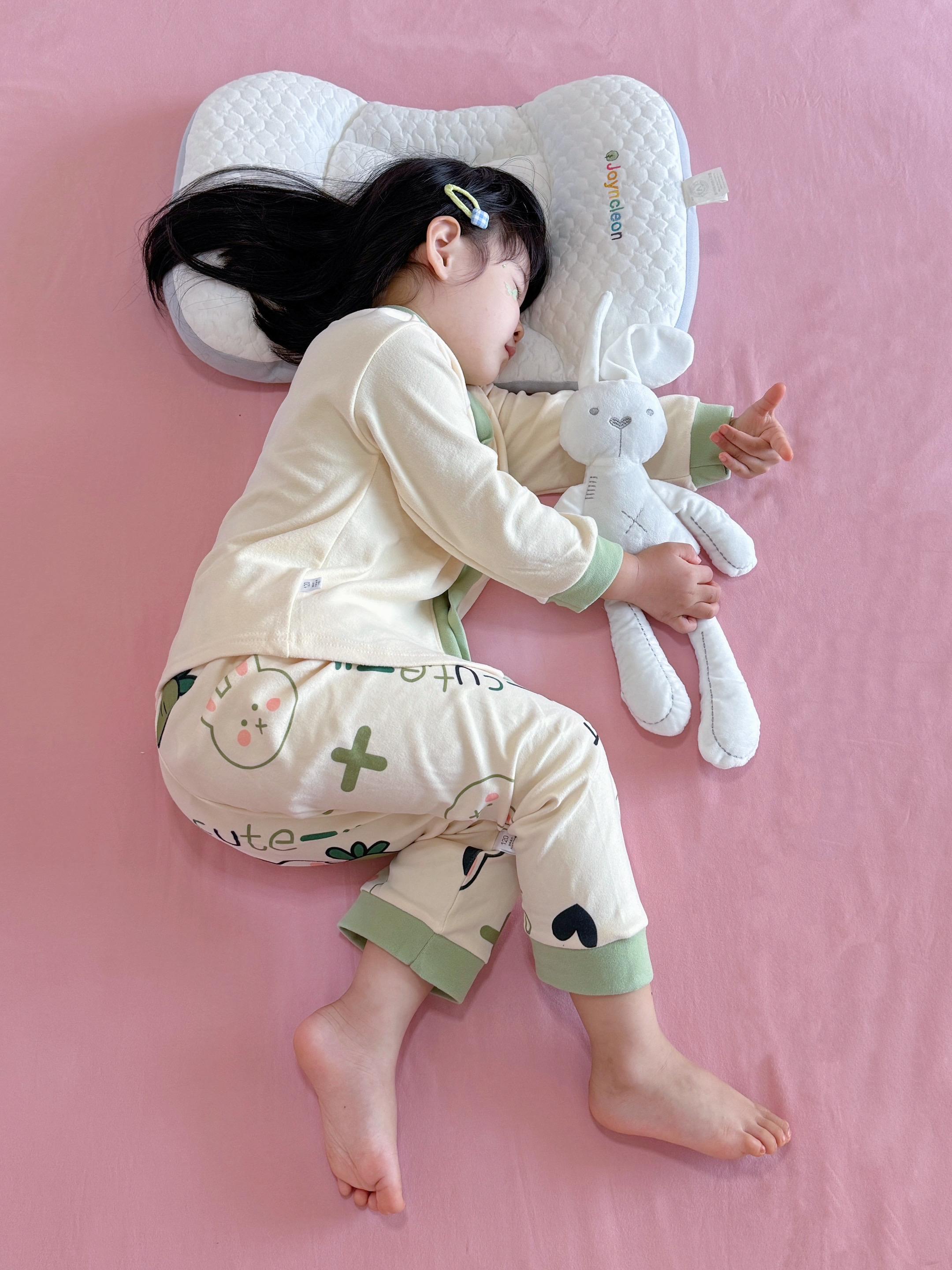 我爱这络绎不绝的 幸福瞬间 因为有个很好的小朋友陪伴在身边 所以生活很有意思 幸福不是什么都拥有 而是恰好想要的都在身边 谢谢你的出现 温暖我疲惫乱糟糟的世界 #情感共鸣 #高品质童装 #当妈妈后 #儿童家居服 #面料柔软舒适