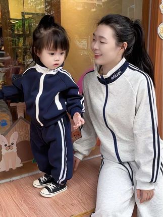 把女儿养成自己的小闺蜜真的超酷耶~😎#亲子装 #母女装 #高品质童装 ##女宝穿搭 #每日童装穿搭分享
