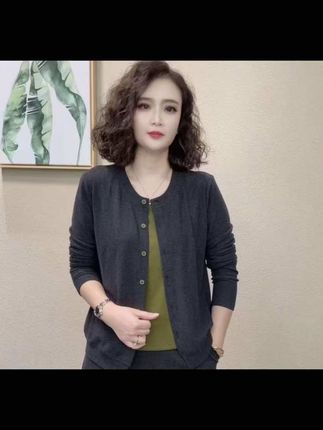 2025秋季新款气质圆领时尚百搭洋气设计感假两件女士上衣#时尚妈妈装 #假两件针织衫#洋气百搭#上热搜