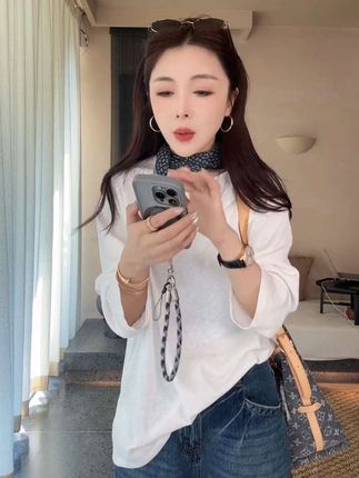 #时尚穿搭 【轻氧周末】欧货防晒罩衫后背蕾丝镂空圆领长袖T恤 #小心机穿搭 #极简风穿搭 #谁穿谁美