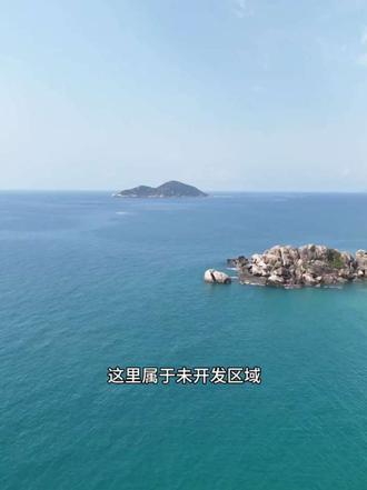 万宁秘境,神州半岛第三湾 神州半岛第三湾位于海南万宁东澳镇神州半岛,是半岛四个连续海湾中的第三个;无门票、商业化极低,属小众原始户外海湾;导航直接搜神州半岛第三湾可达,沙滩旁有简易停车场 。
自然与景观
1. 沙滩海水:沙质细腻洁白,海水呈透亮的果冻色,能见度高,适合浮潜看小鱼、珊瑚;沿岸有野菠萝、槟榔林,礁石区可赶海见小螃蟹、跳跳鱼。
2. 徒步链路:经典路线是三湾→四湾徒步(约1.6km),部分礁石段需手脚并用/绳索辅助,难度中等;四湾尽头有网红跳水点、回水湾秘境。
3. 气候与光线:最佳季10月—次年4月,晴天下午至日落,海水层次强,出片率极高;夏季注意防晒与台风季安全。
核心玩法&装备
— 浮潜、桨板、礁石徒步、赶海、露营、日落拍摄;可拼船去大洲岛
- 必备:防滑溯溪鞋/礁石鞋、防晒三件套、速干衣、饮用水、救生装备;不建议穿拖鞋爬礁石
- 无固定餐饮,建议自带干粮或回神州半岛度假区就餐
交通与贴士
1. 自驾:万宁市区/神州高铁站→滨海旅游公路→导航点,车程约30分钟
2. 公共交通:高铁到神州站,打车15分钟可达
3. 安全红线:查潮汐表再走礁石段,涨潮时部分礁石会被淹没;不单独走无人区;跳水需确认水深与水下无礁石;无痕露营带走垃圾#海南环岛 #海南旅游#万宁旅游 #神州半岛第三湾