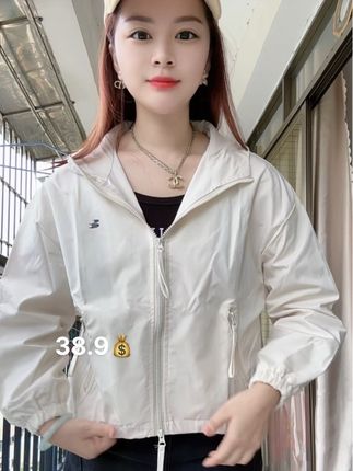 姐妹们,这个早秋新款冲锋衣真的太绝了!它是那种宽松型的,上身特别藏肉显瘦,而且还是小个子款的,小个子女生穿上完全不会压身高,不管是搭配牛仔裤、休闲裤都超好看的#今日穿搭 #冲锋衣#外套