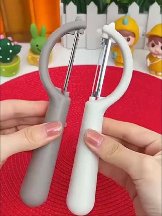 就这把削皮器啊?它可以呢,往前推,还可以往回拉,你想推就推,想拉就拉,吃个水果,吃个蔬菜,用它削皮啊,非常利索又不伤手#削皮刀 #果蔬削皮刀 #家居好物#好物推荐