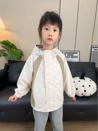 趁反季给孩子薅了套冲锋衣外套,太上档次了,面料柔软舒适,防风防水还透气,天冷就能穿,妈妈们趁码数全快冲#儿童冲锋衣外套#高品质童装#儿童外套#萌娃穿搭#超便宜超划算