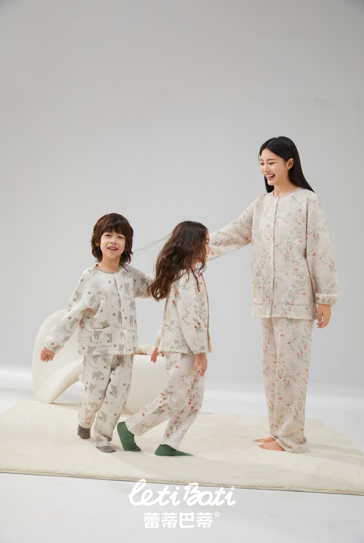 降温了,还好提前给宝宝准备了这种加厚的家居服,它是三层夹棉的,亲肤又柔软,宝宝穿上就特别暖和,整体做工细节都很不错。裤腰弹力大也不勒,小肚肚整套都是卡通印花图案,宝宝上身可爱又洋气,趁现在尺码全价格香,赶紧给自家宝安排上吧!#睡衣 #儿童家居服