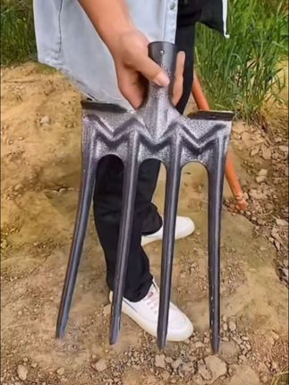 翻土好工具来啦!轻松松土不费力,效率翻倍,种菜种花好帮手!农村劳作必备,告别腰酸背痛。#农具 #助力三农 #新农人计划#种植小技巧#四齿钢叉