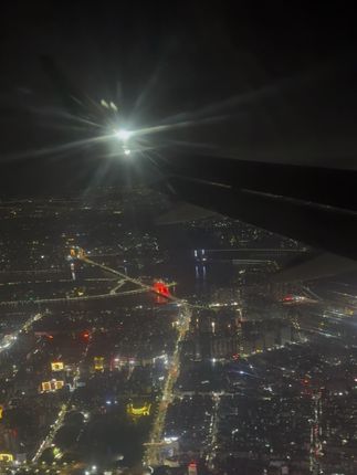 深夜的航班🈶它的独特浪漫凑不齐满天星河那就看一下世界万家灯火~真美😘