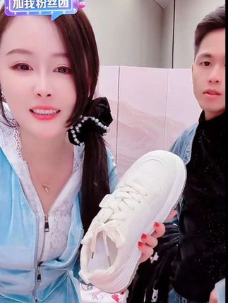 2025春秋新款网红小白鞋来袭!厚底设计,不仅能增高,还拉长腿部线条。具备防水功能,可轻松应对多变天气。是平底款式,穿着舒适,运动休闲两相宜。而且百搭不挑人,轻松适配各种风格穿搭。#2025小白鞋新款 #厚底防水小白鞋 #平底休闲板鞋 #运动风女鞋 #百搭小白鞋