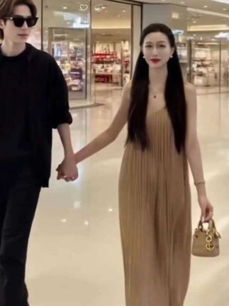 洋气压褶百褶吊带连衣裙,高级感V领度假风无袖长裙#优雅气质 #引领时尚潮流 #夏季度假穿搭