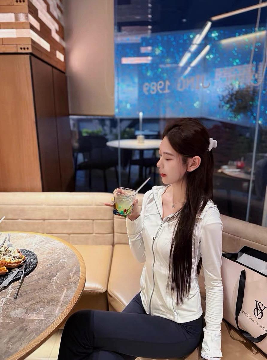 我坐在那里 就已经为这场约会买单了🍵 #清纯甜美#双鱼#反差#06