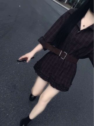 三十多岁的人了有时候还单纯得像个孩子以为真诚 是永远的必杀技每次别人问什么都是实话实说别 人说什么就信什么没有怀疑过真假的时候就得知道 你的诚实热情像个智障,人生的意义在于独自穿 过悲喜,然后依旧勇敢积极,人在不同的时期,想 要的东西不一样,尽所能,敬所不能,没有必要, 没有一定,随心随缘就好,慢慢来,答案就在日复 一日的生活里。#穿搭#穿搭技巧