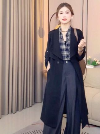轻熟女孩的衣柜里怎么能少了这件风衣!2025秋季新款,简约的西装领设计,干练又利落。中长款的版型,修饰身材比例,视觉上拉长身形。系带收腰,凸显纤细腰线,一秒get显瘦小心机,气质直接拉满~ #风衣穿搭 #轻熟风 #秋季新款 #显瘦神器 #西装外套