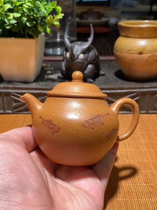 原矿黄金段泥鱼乐壶150cc刻绘呆鱼#紫砂壶 #手工紫砂壶 #原矿紫砂 #紫砂手艺人 #紫砂茶壶