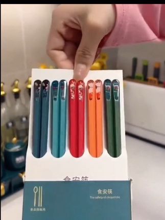 姐妹们给你们分享一款特别精致的合金筷子,每一双的颜色和图案都不一样,很好区分,就不容易拿错。合金的材质很健康,而且不会发霉,根部是磨砂的,夹东西一点都不打滑,还特别好清洗,用水一冲就干净了,质感真的特别好,颜值也超高,喜欢的姐妹赶紧安排起来吧!#好物推荐🔥 @抖音小助手
