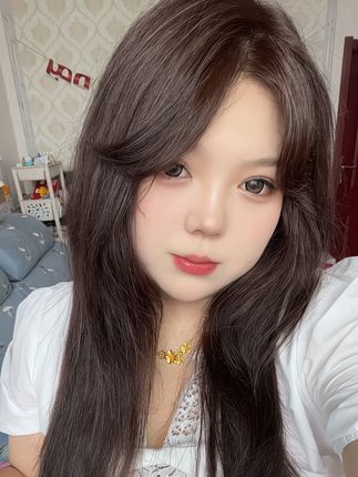 前两天发的妆前妆后对比,好多人私信问我贴贴霜🔗,今天它来了,想要化妆不卡粉直接闭眼入贴贴霜就行了,我化妆前水乳都不涂,直接喷一下定妆喷雾,然后涂了贴贴霜直接上粉底液就行了,新升级的冰感贴贴霜和之前的款虽然做了升级,但是价格不升级,还是之前的价格,姐妹们快冲!#luckplus加倍幸运 #luckplus贴贴霜 #贴贴霜推荐 #不卡粉不浮粉