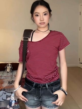 红色斜肩上衣好复古!!#夏天该有的样子 #夏季穿搭 #辣妹穿搭 #斜肩上衣 #短袖T恤