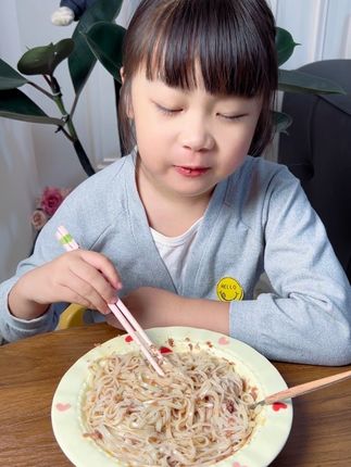 早餐虾仔酱拌面我女儿可爱吃了,平时懒得做菜时候用它拌米饭、抹馒头等等,太香太好吃了#虾仔酱#下饭宝#太好吃了#大人小孩都爰吃