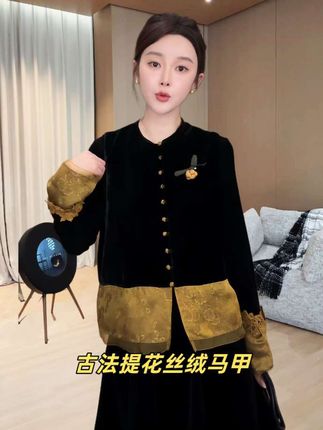 姐妹们,这个马夹真的太好看了!它是新中式的设计,整体是黄锦绸缎的质地,摸起来手感很好,古法提花的工艺,看起来特别高级。不管是搭配裙子还是裤子都好好看#时尚气质穿搭 #时髦穿搭 #气质这一块拿捏死死的 #高级感穿搭 #谁穿谁好看系列