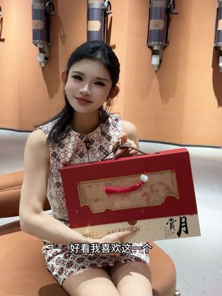 不知道中秋节该主推什么款式的宝贝抓紧看过来了!无论是质感还是设计多重在线最主要的是性价比直接拉满,不敢想象把这样的礼盒摆在门店到底有多高档,可是我的自用款哦,库存不多了还没有拍的宝贝抓紧冲吧 #月饼礼盒#中秋节#礼盒#送礼#好物推荐🔥