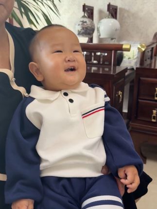 穿上卫衣两件套,感觉成熟了不少😂#高品质童装 #呆萌可爱 #奶酷