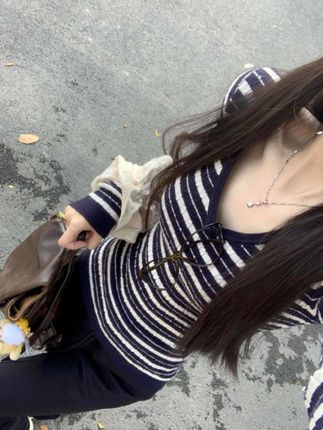 韩系蓝白撞色条纹v领长袖针织t恤女秋季甜辣妹修身短款打底衫上衣#辣妹穿搭#面料柔软舒适#性感穿搭#小众设计感#时尚减龄穿搭