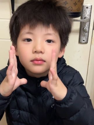 没有对跳舞的热爱 只有对动作记不住的无奈#一学就会 #手势舞 #红山果 #骆驼儿童羽绒服 #骆驼云绒儿童羽绒服@骆驼户外儿童旗舰店