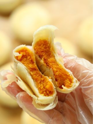 今年很火的黄庄月饼,浅浅复刻一下,个人觉得挺好吃,可以一试! 今年很火的黄庄月饼,浅浅复刻一下,个人觉得挺好吃,可以一试!