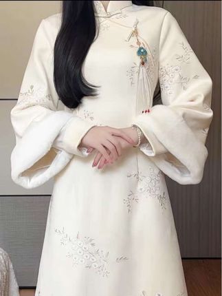 新中式独有的魅力!#优雅气质 #改良旗袍穿搭 #清冷感中式穿搭 #温婉书卷气旗袍有多绝 #旗袍美人