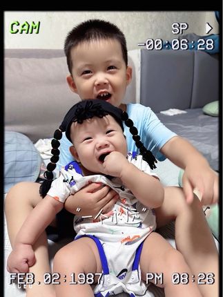 哥哥也算是看见妹妹了😂#大宝二宝 #二胎家庭 #好物推荐#婴儿发带 #一起长大一起玩耍