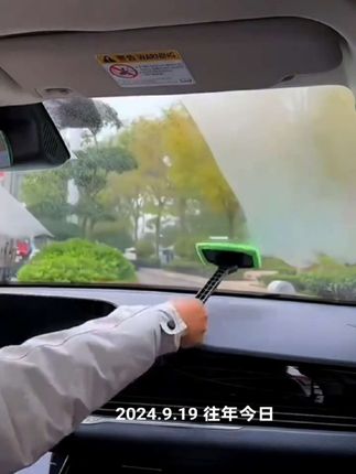 冬天雨天开车,车内玻璃总是起雾,看不清,影响驾驶。有了这个汽车玻璃清洁刷,就再也不用担心了,它不仅可以防雾,还可以清洁玻璃,让视野更清晰。#汽车好物 #汽车用品 #汽车除雾刷 #汽车玻璃刷