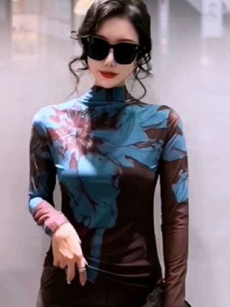 姐妹们快来看看这件超美的网纱打底衫吧!它是半高领的设计,穿上特别显气质,而且还是的版型,能展现你的身材曲线。它不仅适合单穿,还可以搭配外套或者衬衫,非常百搭,无论是日常出门还是约会都能穿,喜欢的朋友赶快下单购买吧!#优雅气质 #谁穿谁漂亮 #时尚洋气 #谁穿谁好看