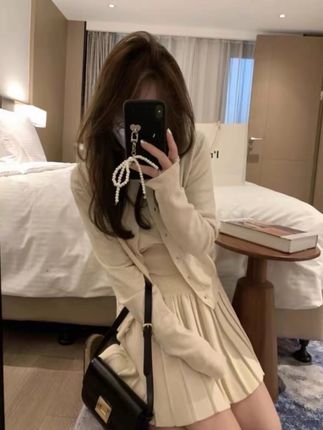 时尚针织开衫短袖套装女秋冬季新款显瘦气质软糯百褶半身裙三件套#爆款热卖中 #显瘦穿搭 #好物推荐🔥 #美出高级感#气质套装 @DOU+小助手 @DOU+好生意 @DOU+上热门 @抖音小助手