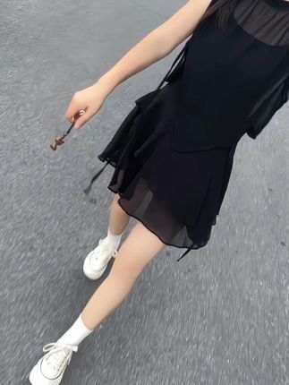 爱滋养人,钱滋养生活,钱和被爱才是疲惫生活里的解药。#穿搭#夏季搭配