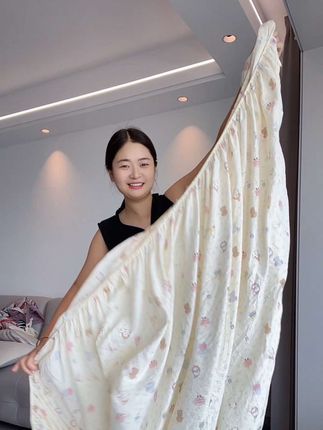 不喜欢床单滚的皱巴巴的你们就赶紧来抢一床这个双层纱的床笠,而且我这个一米八乘两米的尺寸,还带两个大枕套,也才二十多块钱,别觉着便宜就质量不好哈,你看看都是这种圆棉双层纱的面料,就比普通的床单更加的柔软亲肤而。还给我们做了a类母婴级的品质,大人孩子都可以放心睡,四周一圈都是带松紧带的,铺起来就板板正正的,就不会像床单那样容易跑床起皱。关键就现在这个价格,还给我们带了运费险呢#好物推荐🔥 #强烈推荐 #三件套床笠