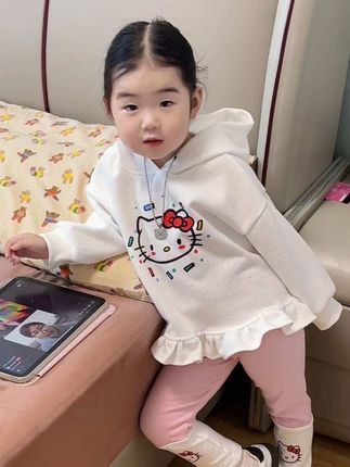母爱不是拴住风筝的线 而是托起风筝的风 你给的爱 从来不是为了留住她 而是为了让她能毫无畏惧地离开你 终有一天 她会长成能为自己遮风挡雨的大树 而你要做的就是站在她的身后 带着欣慰的微笑 看她飞向更辽阔的天空#宝妈情感共鸣 #萌娃搭配 #骗你生个女儿 #幼崽穿搭 #童装萌娃穿搭