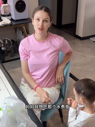 大过节的就想吃外卖,诶,老丈母娘喜欢就好#李新和索菲亚#跨国家庭#外国人在中国