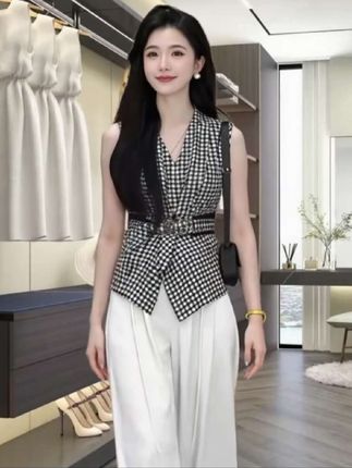 #👗绝美套装!格子衫+白阔腿裤💃 ,宝子们👋🏻,我最近挖到一套超飒的穿搭组合✨!经典格子上衣配白色阔腿裤🎀,复古又时髦,走路带风超有范儿~🌪️ ,🌟亮点1:格子元素永不过时,显瘦还百搭💯;,🍃亮点2:阔腿裤型藏肉神器,小粗腿秒变筷子腿👌;,🌈亮点3:同色系呼应超和谐,高级感拉满👏。 ,穿上它去逛街☕️、约会🍷都合适,拍照更是C位出道📸!你们觉得这套look怎么样呀?快来评论区聊聊你的搭配心得吧💬~ ,#时尚套装 #日常穿搭 #显瘦神器