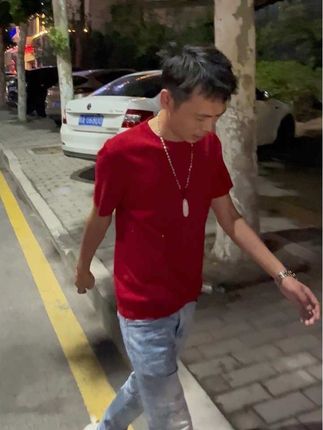 每一日你所付出的代价都比前一日高,因为你的生命又消短了一天,所以每一日你都要更积极。今天太宝贵,不应该为酸苦的忧虑和辛涩的悔恨所销蚀,抬起下巴,抓住今天,它不再回来。 #哇塞海哥