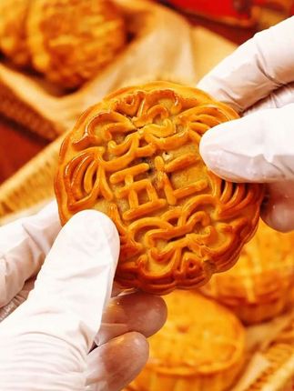 软糯香甜的老式传统手作五仁月饼,9块9到手一箱,还是小时候熟悉的味道,大人小孩都爱吃!#超便宜超划算 #老式五仁月饼 #月饼 #中秋月饼 #五仁月饼