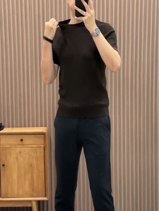 不费力的通勤时髦感,从这件圆领针织短袖开始。#品质男装 #穿出高级感 #穿搭 #面料柔软舒适#时尚