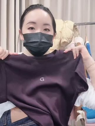 不要错过,姐妹们,错过拍大腿!!!巨显白葡萄紫短袖T恤,#时尚洋气百搭#显白显气质 飞飞袖设计遮手臂拜拜肉,高弹力 面料柔软舒适透气 米蓝家名殿!春夏葡萄紫飞袖体恤短袖t 5901