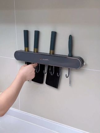 厨房收纳刀具就用这个#刀架 ,不同用途的刀具都能分开放置,干净卫生,下方还有一排小挂钩,挂置厨房小物件很实用#厨房收纳 #实用分享 #吸盘置物架