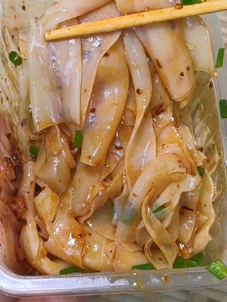 今日入伏,吃点凉快的西红柿酸汤米皮,开盒就吃#凉拌米皮 #今日入伏 #各地凉快美食申请出战 #贵州究竟有多少好吃的城市 #谁能拒绝夏日的一口酸