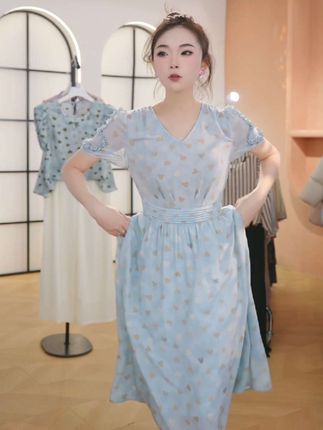 #创作者中心 #创作灵感 法式V领勾勒颈线,收腰藏住小肉肉,爱心元素添甜,穿它出门自带氛围感。#时尚休闲女装 #高级感小众 #休闲搭配 @DOU+上热门