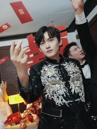 我是婚礼的魔术师,但更要当又又人生的“魔术师” @EssieChang  本“魔术师”背后的男人~@GoldenLove婚礼影像  #王又又婚礼