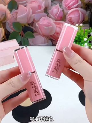 七柚小屋变色唇膏 七柚小屋变色唇膏,两个颜色可选,涂上它嘴唇滋润不拔干,而且很自然,显白显气色,平时不化妆也可以轻松驾#七柚小屋 #变色唇膏 #唇妆