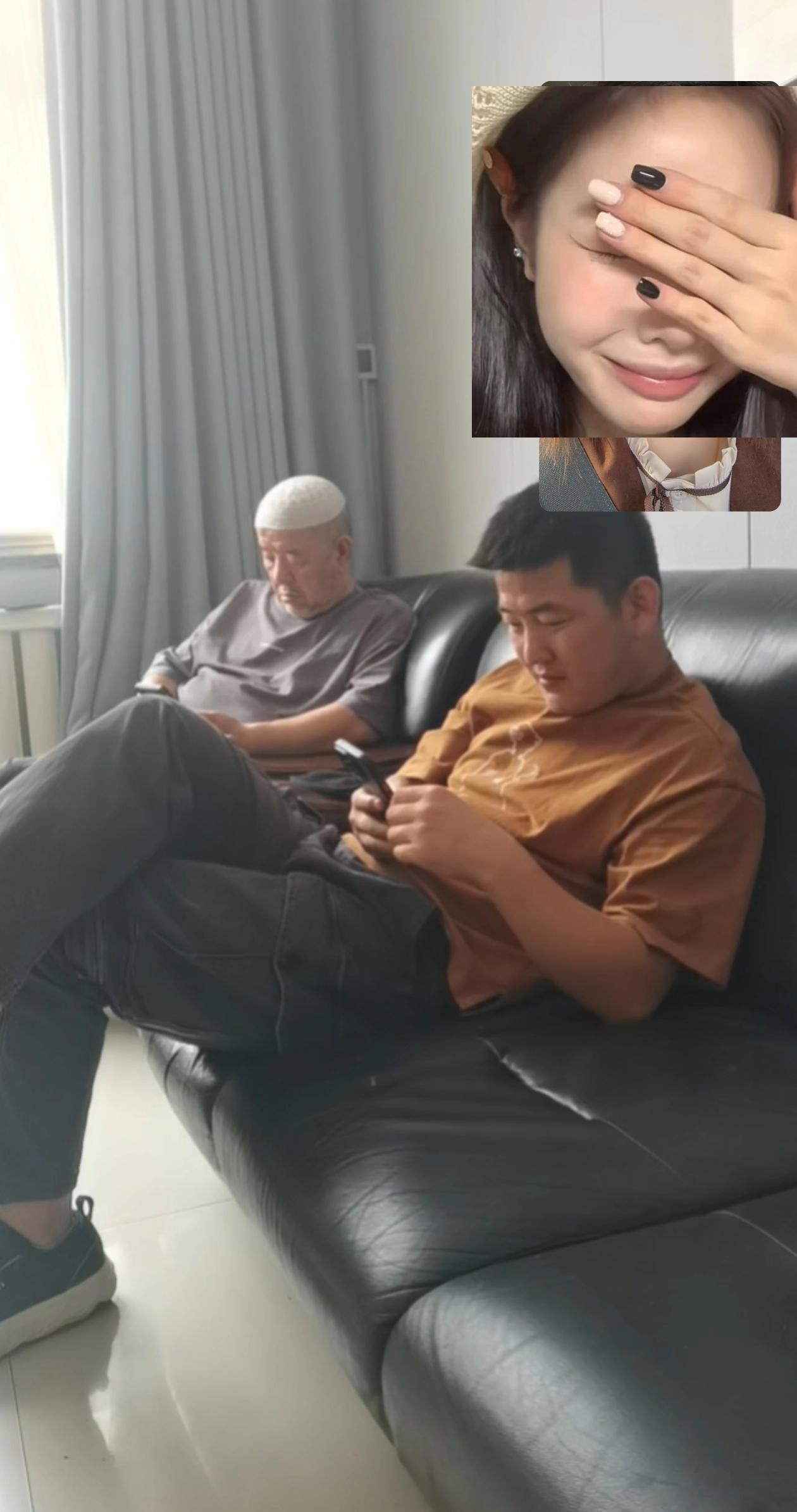 爷俩神一样的坐姿,看着日渐消瘦的父亲 。听着他说他现在多一口都不能吃,一口肉都不敢吃,心如刀割,原来是想吃啥就吃啥。他这辈子谁都没亏待 只亏待了自己。为我们撑起了一片天。