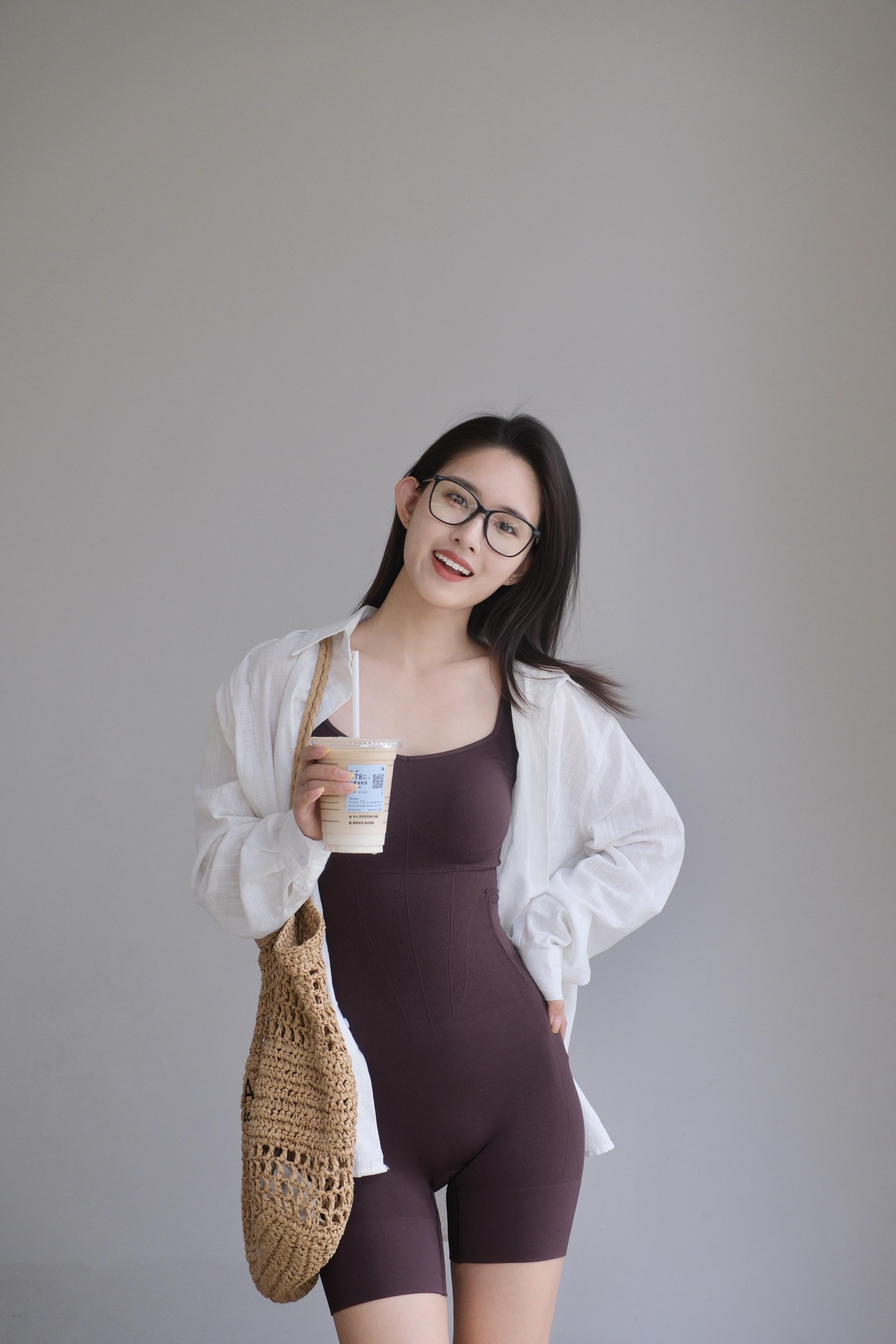 成为妈妈又怎样 青春逝去又何妨。我依旧可以拥有自己的兴趣爱好 有自己的穿衣风格 我不想被生活中的柴米油盐鸡零狗碎所打败 我想永远明媚 永远热爱生活永远期待未来 我不该因为结婚生子而被贴上各式的标签 我是怎样的人从来都不是由别人决定的 我相信总有一天 我的包里不用再装着尿不湿和奶粉 而现在我要做的就是 带好孩子的同时仍要热爱自己! 我想永远明媚有自己的穿衣风格 #宝妈共鸣文案 #是妈妈更是自己