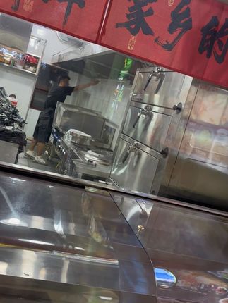 装天然气这两天,他也没有闲着,前厅后厨修修补补,没有他不会的。他从不矫情,他很真实,他能吃苦,能赚钱,有上进心,现在的我从不羡慕别人,因为我知道他真的很用心,很努力很上进。带着希望的辛苦是幸福的,带着希望的汗水是最甜的。#夫妻创业 #餐饮人加油💪 #勤劳的人总会有收获