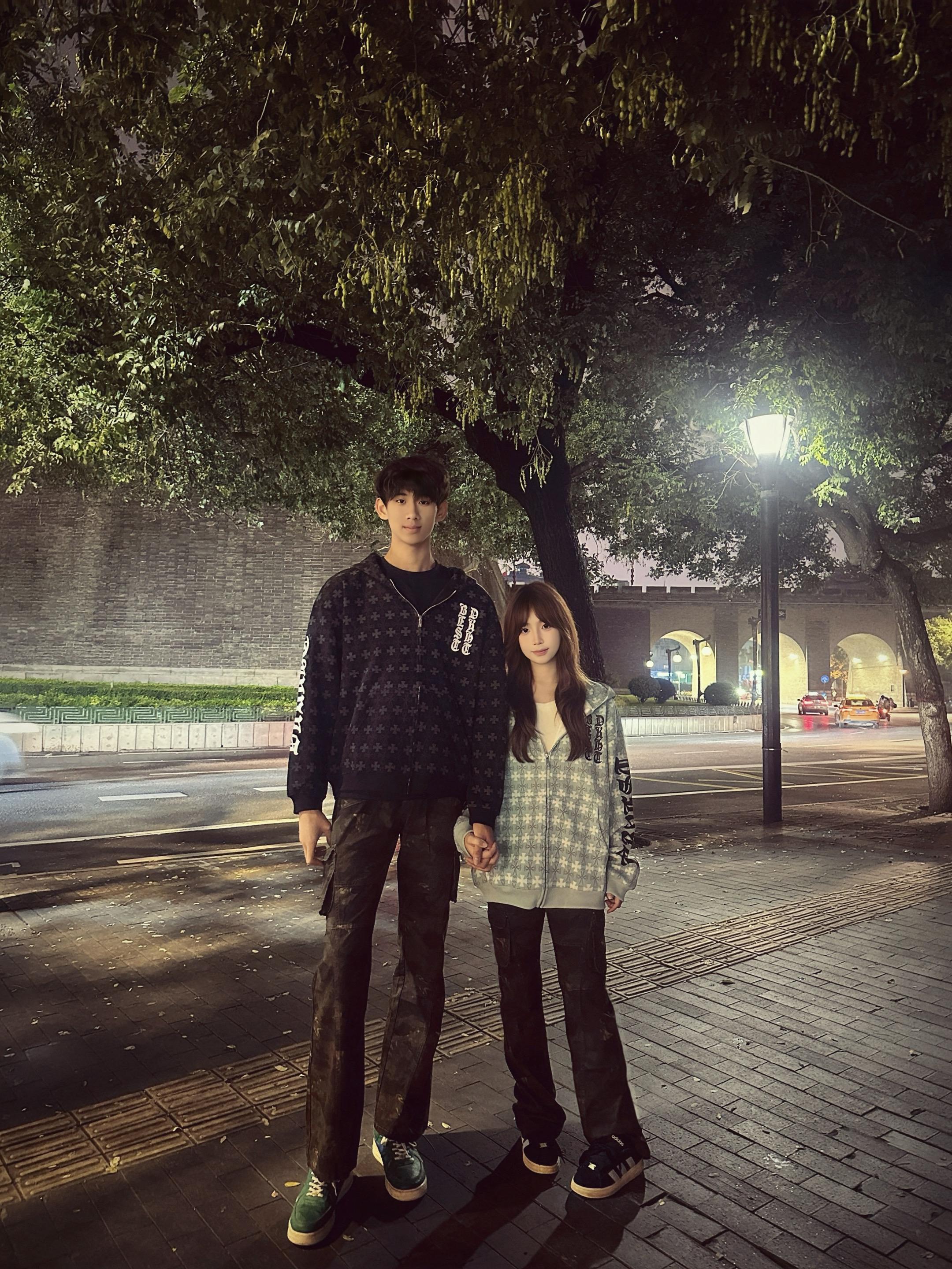 和你拥抱久了身上都会是你的味道于是回去的路上低头我就开始想你#JU403外套 #情侣 #我们俩 #身高差@JU403